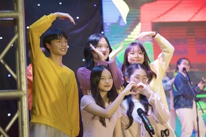 Học sinh Trường THPT Yên Hòa (Hà Nội) biểu diễn chương trình chào Xuân.