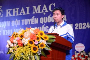 Thí sinh Tạ Đức Anh, Trường THPT chuyên Đại học Sư phạm Hà Nội, đại diện cho 190 thí sinh, phát biểu tại lễ khai mạc kỳ thi (Ảnh: Bộ Giáo dục và Đào tạo)