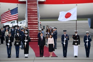 Thủ tướng Nhật Bản Kishida Fumio (giữa, trái) cùng phu nhân Yuko Kishida tới căn cứ không quân Andrews ở bang Maryland, Mỹ ngày 8/4/2024. (Ảnh: AFP/TTXVN)