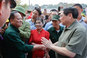 Thủ tướng Phạm Minh Chính gặp gỡ và trao đổi với người dân tham quan tại Khu tưởng niệm Đại tướng Võ Nguyên Giáp ở Khu di tích Sở Chỉ huy chiến dịch Điện Biên Phủ. Ảnh: Nhật Bắc