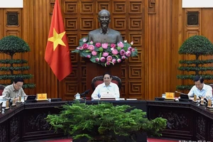 Thủ tướng Phạm Minh Chính, Phó Thủ tướng Lê Minh Khái, Phó Thủ tướng Trần Hồng Hà dự, chỉ đạo hội nghị.