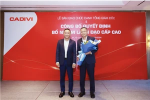 Ông Nguyễn Văn Tuấn - Tổng Giám đốc Tập đoàn GELEX, nguyên Chủ tịch HĐQT CADIVI tặng hoa cho tân Chủ tịch Lê Bá Thọ.