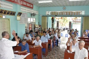Đảng viên biểu quyết tại một cuộc họp chi bộ trên địa bàn xã Mỹ Phong, thành phố Mỹ Tho (Ảnh minh hoạ)