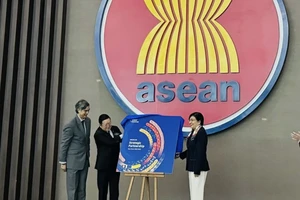 Tổng Thư ký ASEAN Kao Kim Hourn; Đại sứ Liên minh châu Âu tại ASEAN, Sujiro Seam và Đại diện thường trực của Philippines tại ASEAN, Điều phối viên quốc gia về quan hệ đối thoại ASEAN-EU, bà Hjayceelyn M. Quintana công bố Sách Xanh. (Ảnh: Đỗ Quyên/TTXVN)