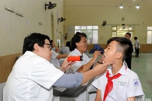 Khám sức khỏe định kỳ cho học sinh tại Trường THCS Bế Văn Ðàn, quận Ðống Ða, Hà Nội. (Ảnh: TRẦN HẢI)