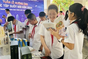 Học sinh đọc sách, hưởng ứng Tuần lễ học tập suốt đời năm 2024 (Ảnh: Trường THCS Giảng Võ, Ba Đình, Hà Nội)