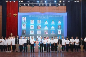 Đội tuyển học sinh giỏi Hà Nội tham dự Kỳ thi chọn học sinh giỏi quốc gia môn Toán (Ảnh: Sở GD&ĐT Hà Nội)