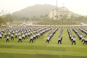 Học sinh, sinh viên sinh hoạt, học tập trong Khu đô thị Đại học Quốc gia Hà Nội tại Hòa Lạc.