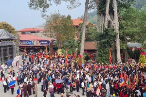 Hàng vạn du khách tham dự lễ hội Tây Thiên.