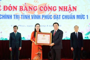 Đồng chí Nguyễn Xuân Thắng trao Bằng công nhận đạt chuẩn mức 1 cho Trường Chính trị tỉnh Vĩnh Phúc.