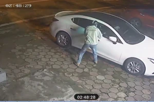 Hình ảnh đối tượng phá cửa kính, trộm cắp tài sản trong xe ô-tô. (Ảnh do Công an cung cấp)