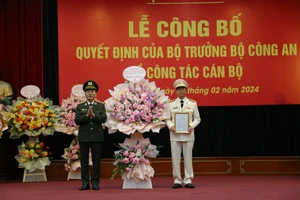 Thượng tướng Trần Quốc Tỏ trao quyết định điều động và bổ nhiệm Đại tá Thân Văn Hải.