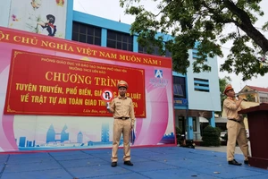 Cảnh sát giao thông thành phố Vĩnh Yên tuyên truyền pháp luật giao thông tại trường học.