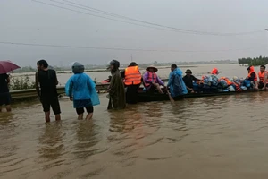 Chuyển hàng cứu trợ cho người dân xã Sơn Đông, huyện Lập Thạch.