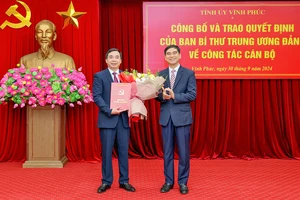 Bí thư Tỉnh ủy Dương Văn An trao Quyết định của Ban Bí thư chuẩn y chức vụ Phó Bí thư Tỉnh ủy cho đồng chí Bùi Huy Vĩnh.