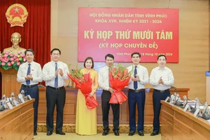 Lãnh đạo tỉnh chúc mừng hai đồng chí được bầu giữ chức Phó Chủ tịch Hội đồng nhân dân tỉnh.