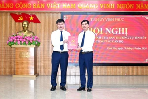 Bí thư Tỉnh ủy Dương Văn An trao quyết định cho đồng chí Nguyễn Trung Hải (bên trái).