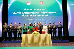 Lãnh đạo tỉnh Vĩnh Phúc và Tập đoàn Vingroup ký kết Bản ghi nhớ.