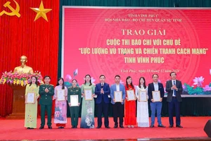 Lãnh đạo Tỉnh ủy Vĩnh Phúc và Quân khu 2 trao giải A cho các tác giả. 