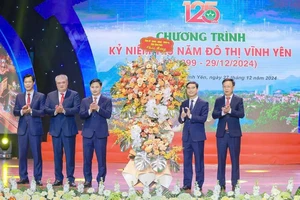 Bí thư Tỉnh ủy Dương Văn An tặng hoa chúc mừng thành phố Vĩnh Yên.