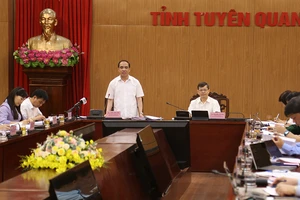 Đồng chí Chẩu Văn Lâm, Ủy viên Trung ương Đảng, Bí thư Tỉnh ủy Tuyên Quang phát biểu tại Hội nghị.