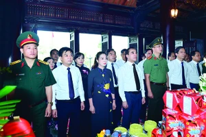 Đoàn đại biểu lãnh đạo tỉnh Tuyên Quang dâng hương, dâng hoa tại Đền thờ Chủ tịch Hồ Chí Minh.