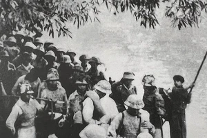 Bộ đội qua sông Lô truy kích địch trong chiến dịch Việt Bắc Thu-Đông 1947. (Ảnh tư liệu)