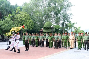 Lực lượng Công an tỉnh Tuyên Quang dâng hoa tại Tượng đài Bảo vệ an ninh Tổ quốc.