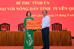 Đồng chí Chẩu Văn Lâm, Bí thư Tỉnh ủy Tuyên Quang trao biểu trưng 3 tỷ đồng cho quỹ hỗ trợ nông dân.