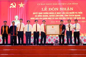 Đại diện Bộ Văn hóa, Thể thao và Du lịch cùng lãnh đạo tỉnh Tuyên Quang trao chứng nhận cho lãnh đạo huyện Lâm Bình.