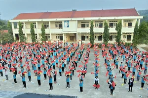 Giờ học ngoài trời của học sinh trường THCS Văn Phú, xã Văn Phú, huyện Sơn Dương.