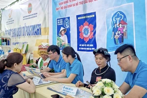Cán bộ Bảo hiểm xã hội tỉnh Tuyên Quang hướng dẫn người dân cài đặt và sử dụng ứng dụng VssID.