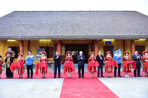 Các đại biểu cắt băng khánh thành Nhà Văn hóa cộng đồng dân tộc Pà Thẻn tại thôn Thượng Minh, xã Hồng Quang, huyện Lâm Bình, tỉnh Tuyên Quang.