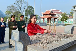 Đồng chí Lê Thị Kim Dung, Phó Bí thư Thường trực Tỉnh ủy, Chủ tịch Hội đồng nhân dân tỉnh dâng hương tưởng niệm Đại tướng Nguyễn Chí Thanh và các vị tiền bối cách mạng.