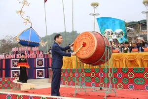 Lãnh đạo huyện Chiêm Hóa, tỉnh Tuyên Quang đánh trống khai hội.