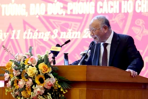 Giáo sư, Tiến sĩ Hoàng Chí Bảo truyền đạt các nội dung bài viết của Tổng Bí thư Nguyễn Phú Trọng và nội dung tư tưởng của Chủ tịch Hồ Chí Minh, quan điểm của Đảng về xây dựng, phát triển văn hóa.