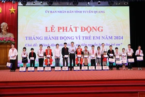 Lãnh đạo tỉnh Tuyên Quang và lãnh đạo Cục Trẻ em, Bộ Lao động-Thương binh và Xã hội trao học bổng cho các em học sinh.
