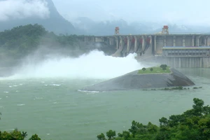 Hồ thủy điện Tuyên Quang mở 2 cửa xả đáy với tổng lưu lượng xả hơn 3.000 m3/s.