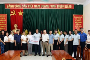 Lãnh đạo Tổng công ty Bảo hiểm Pjico và đại diện Văn phòng Báo Nhân Dân tại Tuyên Quang cùng đại diện Ủy ban MTTQ tỉnh Tuyên Quang trao hỗ trợ cho Trường THPT Ỷ La, thành phố Tuyên Quang.