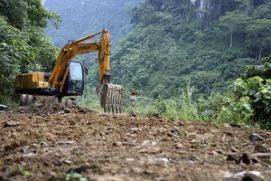 Ban Quản lý Dự án đầu tư xây dựng huyện Lâm Bình huy động máy xúc san gạt các điểm xói lở trên tuyến đường.