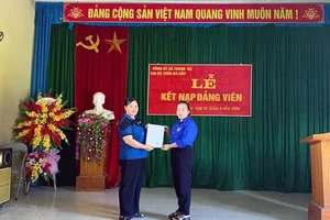 Lễ kết nạp đảng viên ở chi bộ thôn Nà Dầu, Đảng bộ xã Trung Hà (huyện Chiêm Hóa, Tuyên Quang).