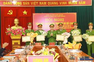 Đại tá Nguyễn Thành Chung, Phó Giám đốc Công an tỉnh Tuyên Quang trao Bằng khen của Bộ trưởng Công an cho các tập thể, cá nhân có thành tích xuất sắc đột xuất trong đấu tranh chuyên án 124M.