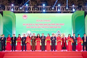 Đại biểu cắt băng khai mạc hội chợ.