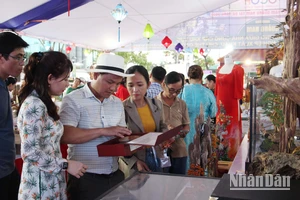 Ngày hội thu hút đông đảo người dân đến tham quan, mua sắm.