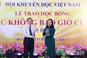 Phó Chủ tịch nước Võ Thị Ánh Xuân tặng quà cho Hội Khuyến học Việt Nam.