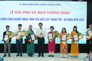 Sở Công thương thành phố Đà Nẵng trao chứng nhận cho các sản phẩm.