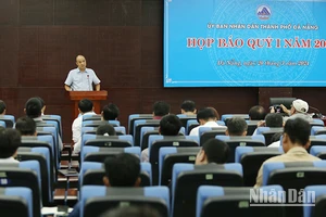 Phó Chủ tịch UBND thành phố Đà Nẵng Lê Quang Nam thông tin tại họp báo.