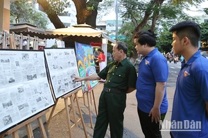 Cựu chiến binh Trần Minh Tân giới thiệu các mốc lịch sử của Chiến dịch Điện Biên Phủ.