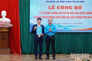 Trao Quyết định thành lập Nghiệp đoàn.