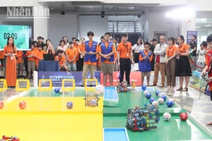 Các đội robot đấu loại tại Giải đấu Robot FPT Schools.